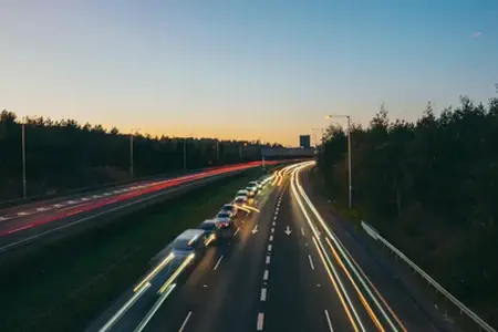 Bucureşti-Craiova szinte teljesen autópályán és gyorsforgalmi úton: A Közlekedési Minisztérium újabb 20 km-t adott át a forgalomnak. Összesen a 121 km-ből 92 km-en lehet közlekedni. Holnap további szakasz következik.